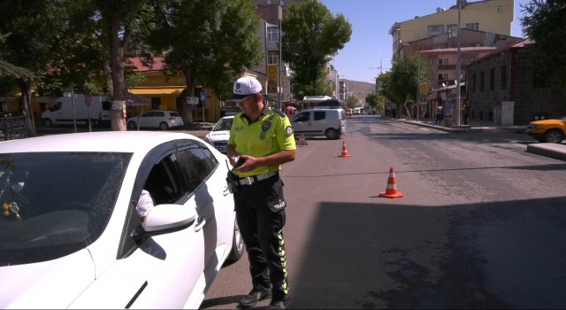 Karsta trafik uygulamaları sürüyor