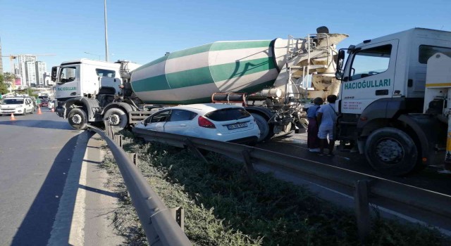Kartal E-5te çarptığı otomobili sürükleyen beton mikseri refüje girdi