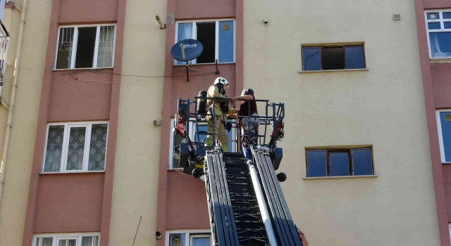 Kartalda apartmanda korkutan yangın, mahsur kalan 3 kişi kurtarıldı