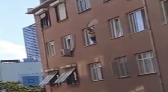 Kartalda küçük çocuğun camdaki tehlikeli oyunu yürekleri ağza getirdi