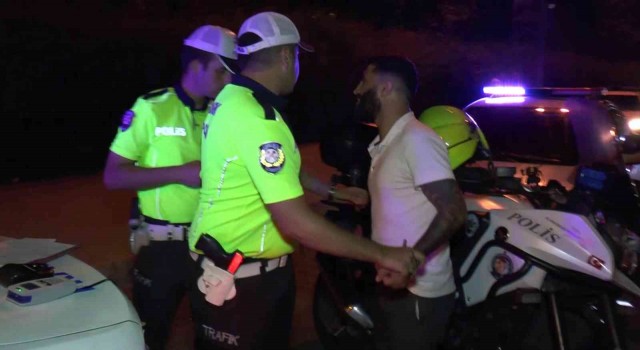 Kartalda polis denetimine takılan kişi ehliyetini alıp kaçmak istedi, polis yakaladı