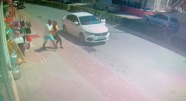 Kaşarları çalıp koşarken engel olmak isteyen mağaza çalışanı kadını sürükledi