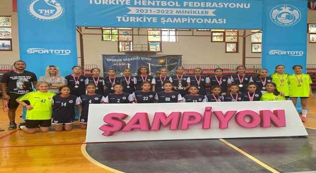 Katıldıkları ilk turnuvadan üç kupa ile geldiler