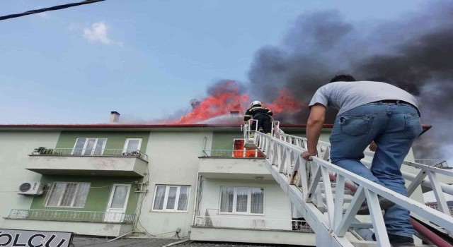 Kavaklıderedeki çatı yangınında 2 ev kullanılamaz hale geldi