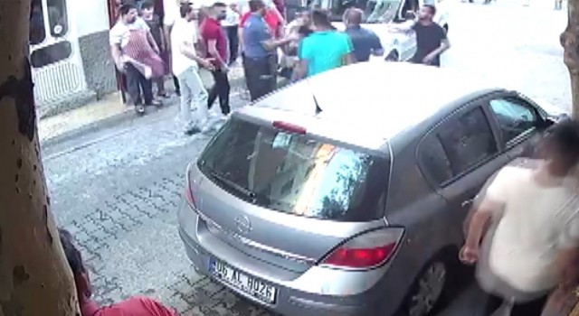 Kavgayı ayıran polis yaralandı, vatandaşlar saldırganları linç etmek istedi