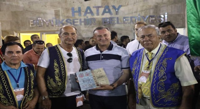 Kaya Muzaffer Ilıcak, Hatay BŞB Başkanı Lütfü Savaşa kitaplarını hediye etti