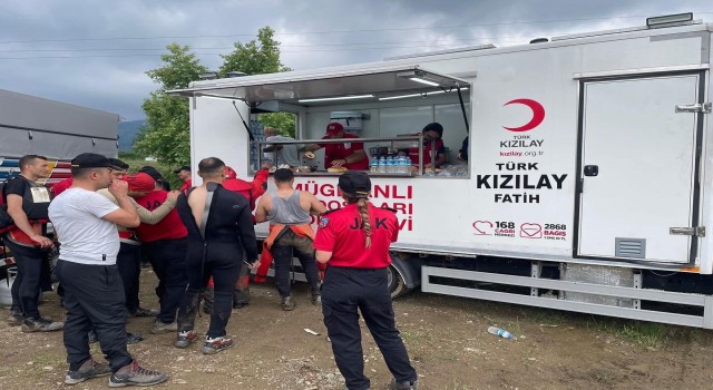 Kayıp operatörü arama çalışmalarına katılan 650 personele Kızılaydan gıda desteği