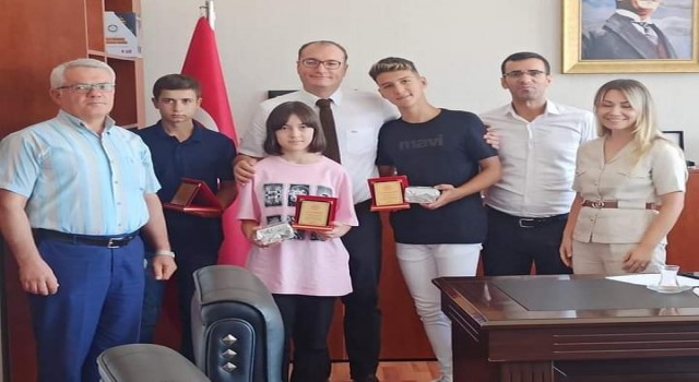 Kaymakam Arıkan LGSde dereceye giren öğrencileri tebrik etti