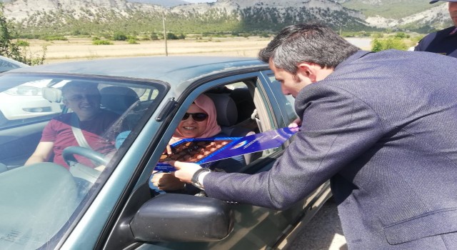 Kaymakam Bütün, bayram için yola çıkan vatandaşlara çikolata ikram edip trafik kurallarını hatırlattı