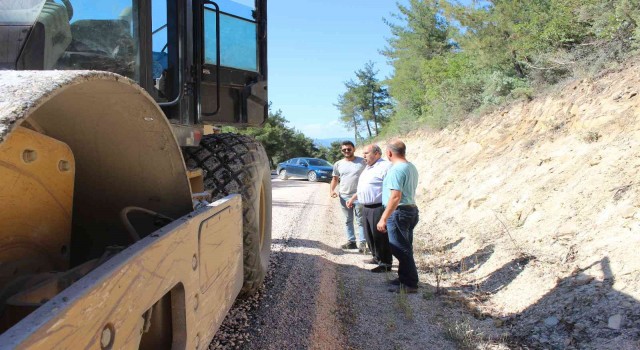 Kaymakam Ünal yapımı devam eden köy yollarını inceledi