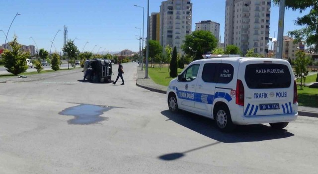 Kayseride otomobil yan yattı