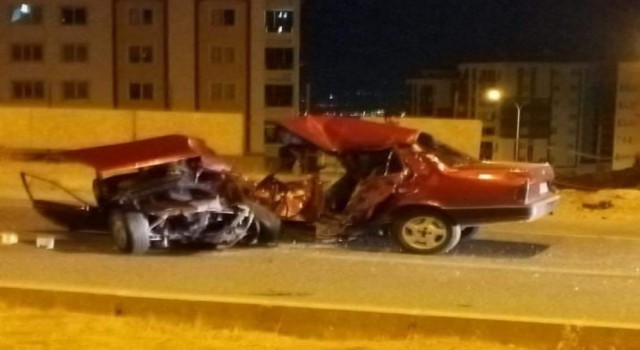 Kazada ikiye bölünen otomobilin sürücüsü hayatını kaybetti