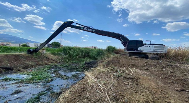 Kazım Karabekir ve Akpınar mahallelerinde kurutma kanalı temizlendi
