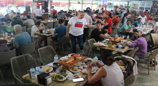 Kebapçılar bayram sonu doldu taştı