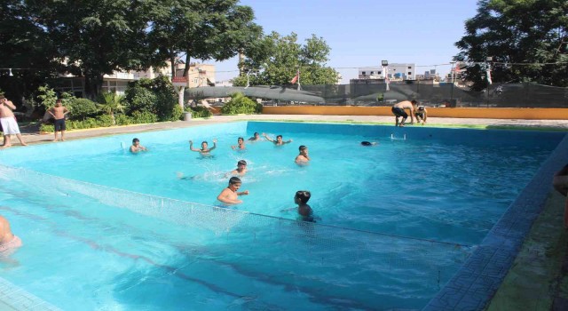 Kiliste aşırı sıcaktan bunalanlar havuzlarda serinliyor