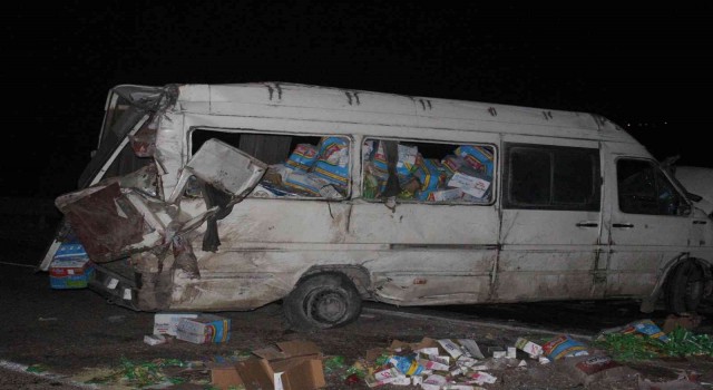Kiliste gıda yüklü minibüs devrilmesi sonucu karayolu trafiğe kapandı