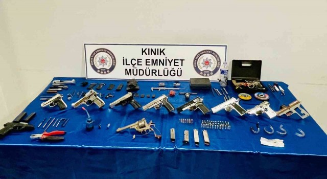 Kınıkta operasyon: Çok sayıda silah ele geçirildi