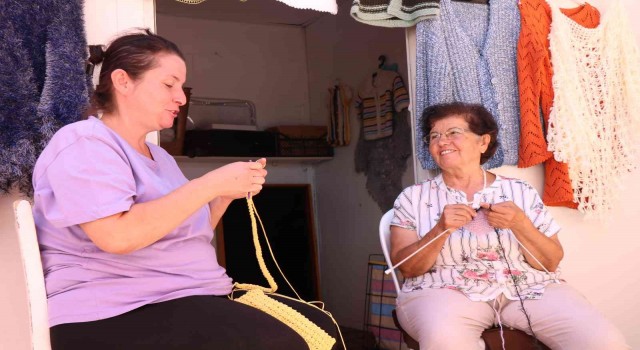 Kırşehirde el işi hazırlanan ürünler, kız çocuklarının okuması için harcanıyor