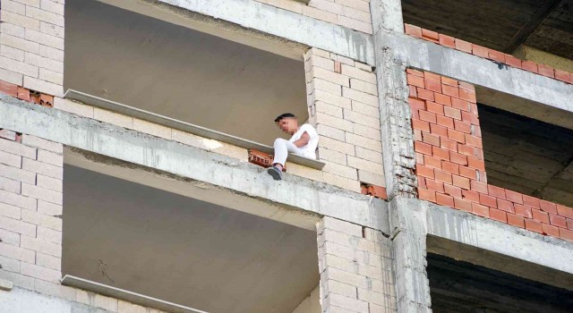 Kız arkadaşından ayrılan genç binanın 9uncu katına çıktı
