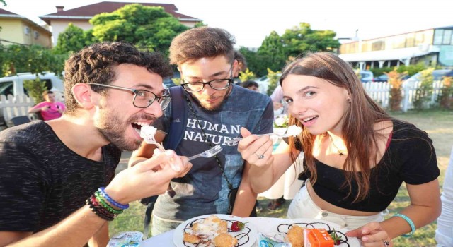 Kızarmış dondurma İzmitlilerin beğenisine sunuldu