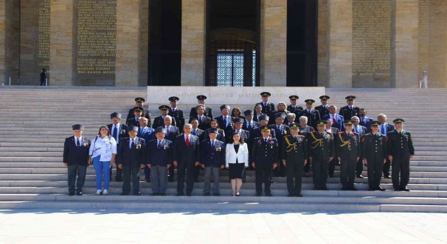 KKTC Büyükelçiliği çalışanları Barış ve Özgürlük Bayramının 48inci yılında Anıtkabirde