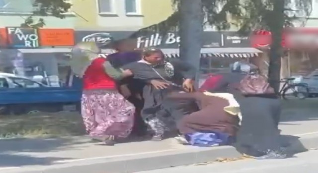Kocaelide 7 dilenci kadın birbirine girdi, o anlar kameraya yansıdı