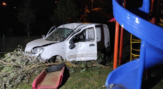 Kocaelide araç çocuk parkına uçtu: 1 ölü, 1 yaralı