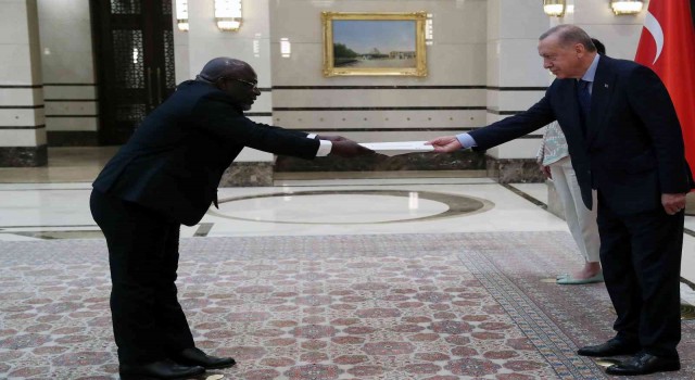 Kongo Demokratik Cumhuriyeti Büyükelçisi i Rashidi, Cumhurbaşkanı Erdoğana güven mektubu sundu