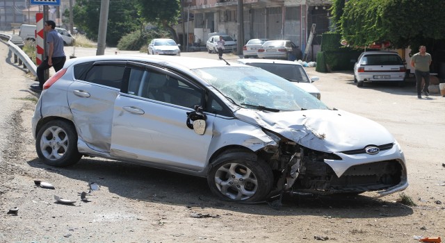 Kontrolden çıkan otomobil ışıkta bekleyen motosikletlere çarptı: 3 yaralı