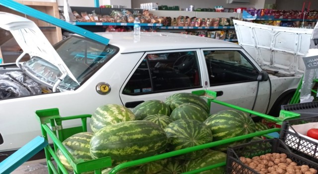 Kontrolden çıkan otomobil markete daldı: 2 yaralı