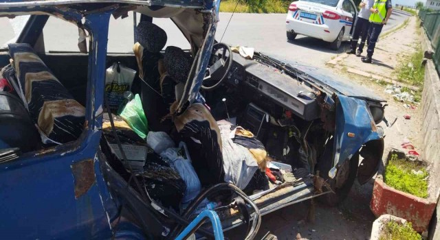 Kontrolden çıkan otomobil park halindeki tıra çarptı: 2 yaralı