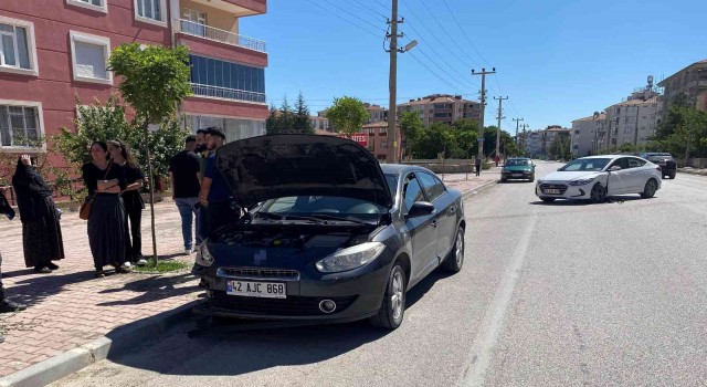 Konyada 2 otomobil çarpıştı: 1 yaralı