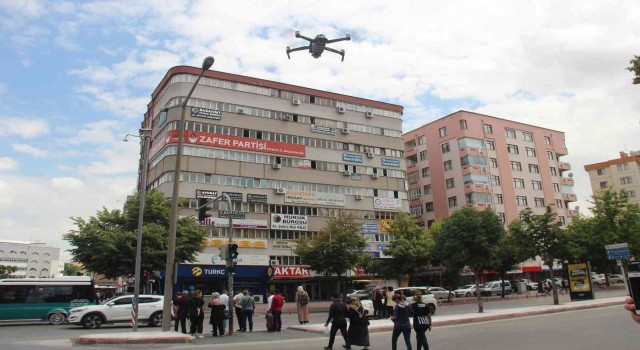 Konyada ışık ihlali yapan yayalar havadan dron ile uyarıldı ve denetlendi