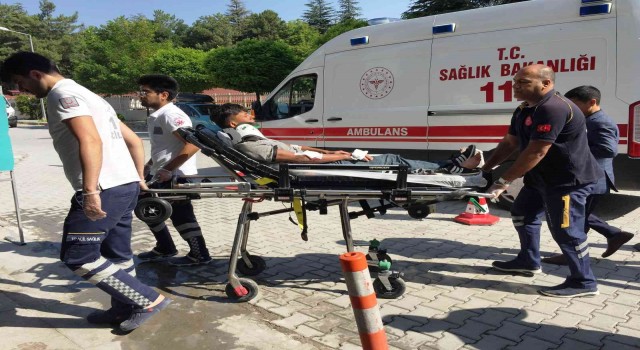 Konyada motosikletten savrulan 2 kardeş yaralandı