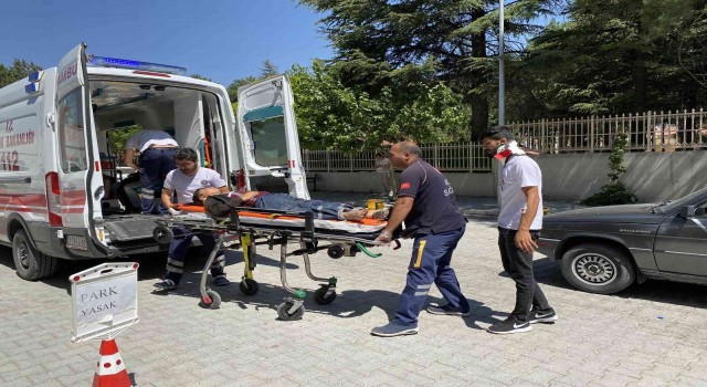 Konyada pikap traktöre bağlı saman balya makinesine çarptı: 3 yaralı