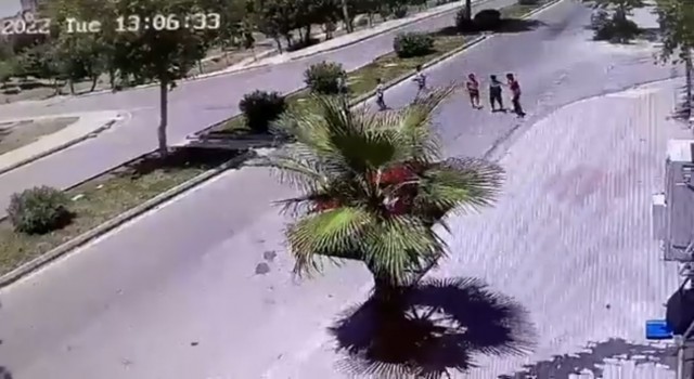 Köpeklerden kaçan 2 çocuğa otomobil çarptı