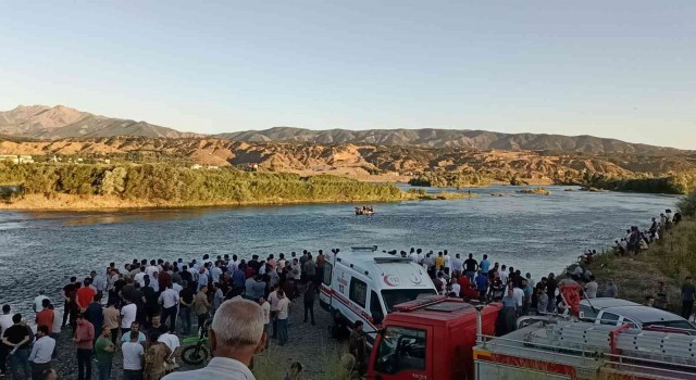 Küçük çocuğu kurtarmak isterken Murat Nehrinde kayboldu