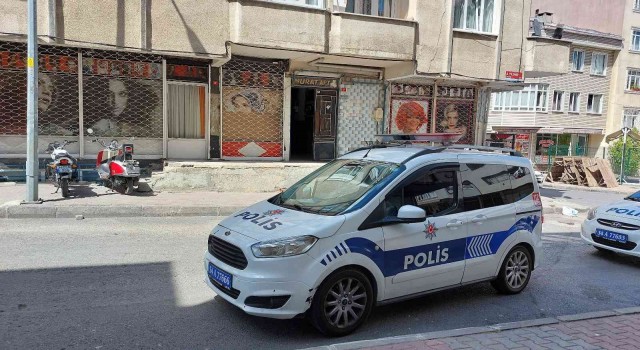 Küçükçekmecede adamı dövüp üçüncü kattan attılar