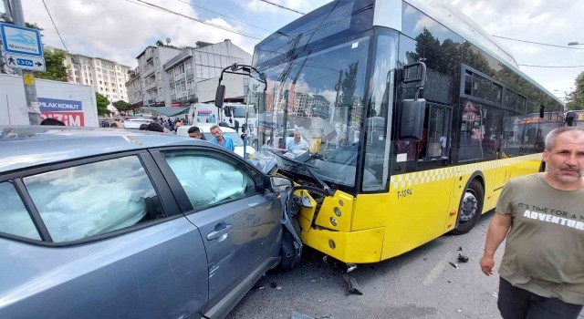 Küçükçekmecede kaza yaptıkları aracı bırakıp kaçtılar