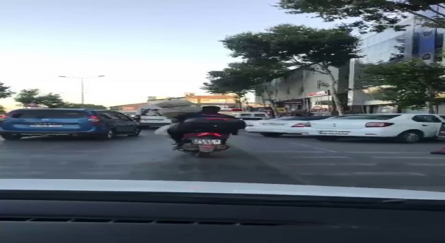 Küçükçekmecede kendisinden büyük yük taşıyan motosikletli kamerada