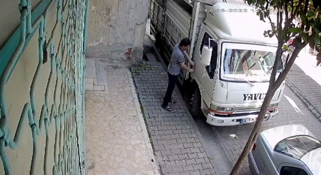 Küçükçekmecede park halindeki kamyoneti çalan şahıs yakalandı