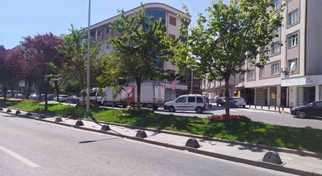 Küçükçekmecede yolun karşısına geçmeye çalışan kadına araç çarptı
