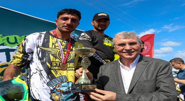 Kum Enduro Yarışlarında dereceye girenler ödüllerini Başkan Yücenin elinden aldı