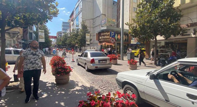 Kurban Bayramı öncesi şehrin simgesi Milli Kuvvetler Caddesinde yoğunluk.