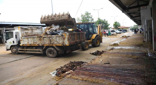 Kurban satış yerlerindeki atıklar temizlendi