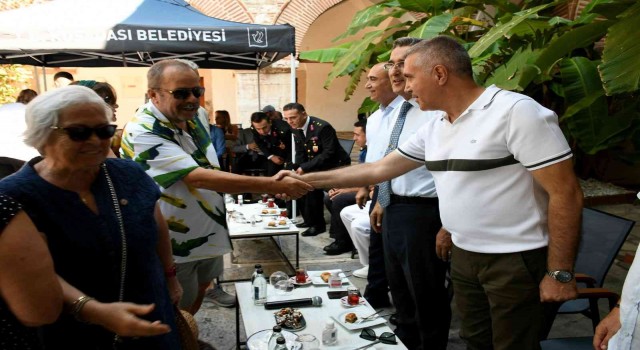 Kuşadasında İlçe Protokolü Vatandaşlarla Bayramlaştı