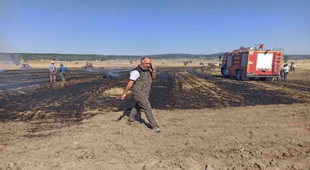 Kütahyada balya makinesi kıvılcımından çıkan yangında 2 dekar alan yandı