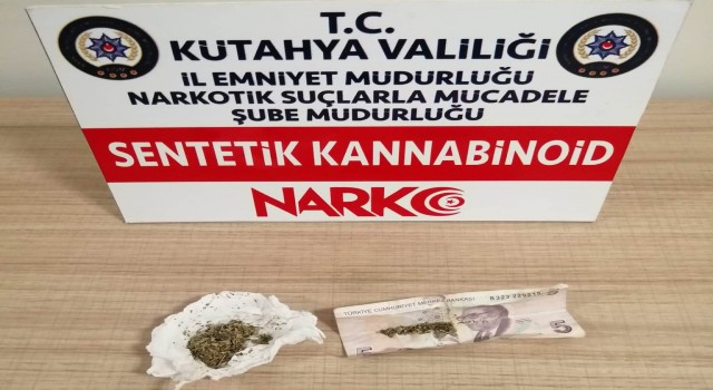 Kütahyada bekçiler bir kişinin üzerinde uyuşturucu ele geçirdi