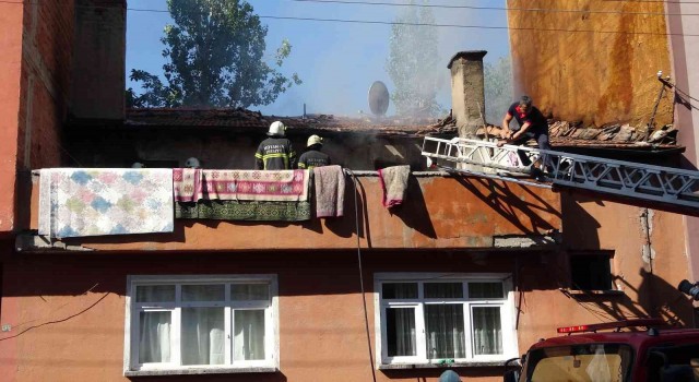 Kütahyadaki çatı yangını korkuttu