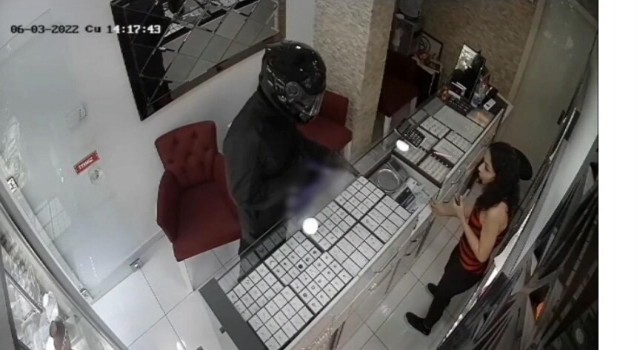 Kuyumcuda silahlı soygun girişiminde bulunan zanlı önce kameralara sonra polise yakalandı